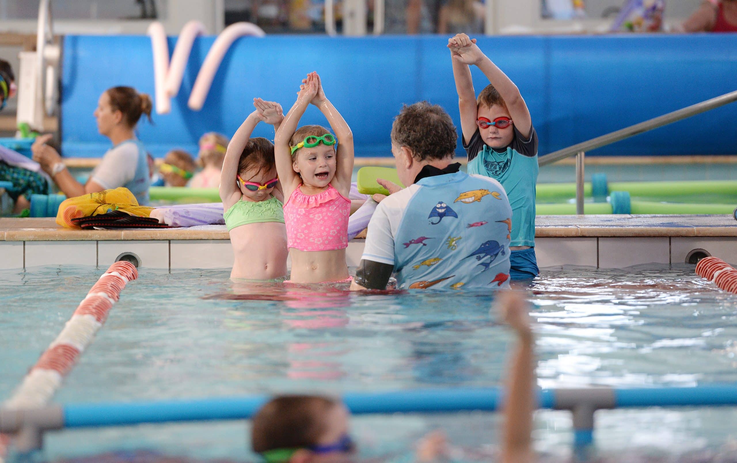 What is the instructor-to-student ratio for swimming lessons in Melville?